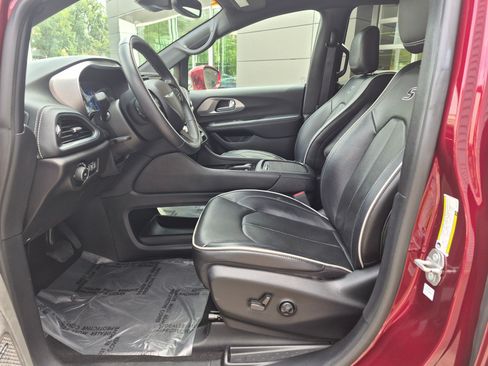 Used 2021 Chrysler Pacifica Limited w/ Uconnect Theater Family Group FWD image 15