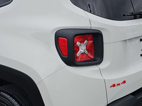 Used 2023 Jeep Renegade Latitude w/ Sun/Sound Group AWD/4WD image 35
