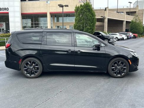 Used 2018 Chrysler Pacifica Limited w/ Advanced Safetytec Group FWD image 3