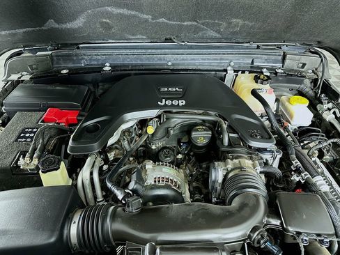 Certified 2019 Jeep Wrangler Sport image 36