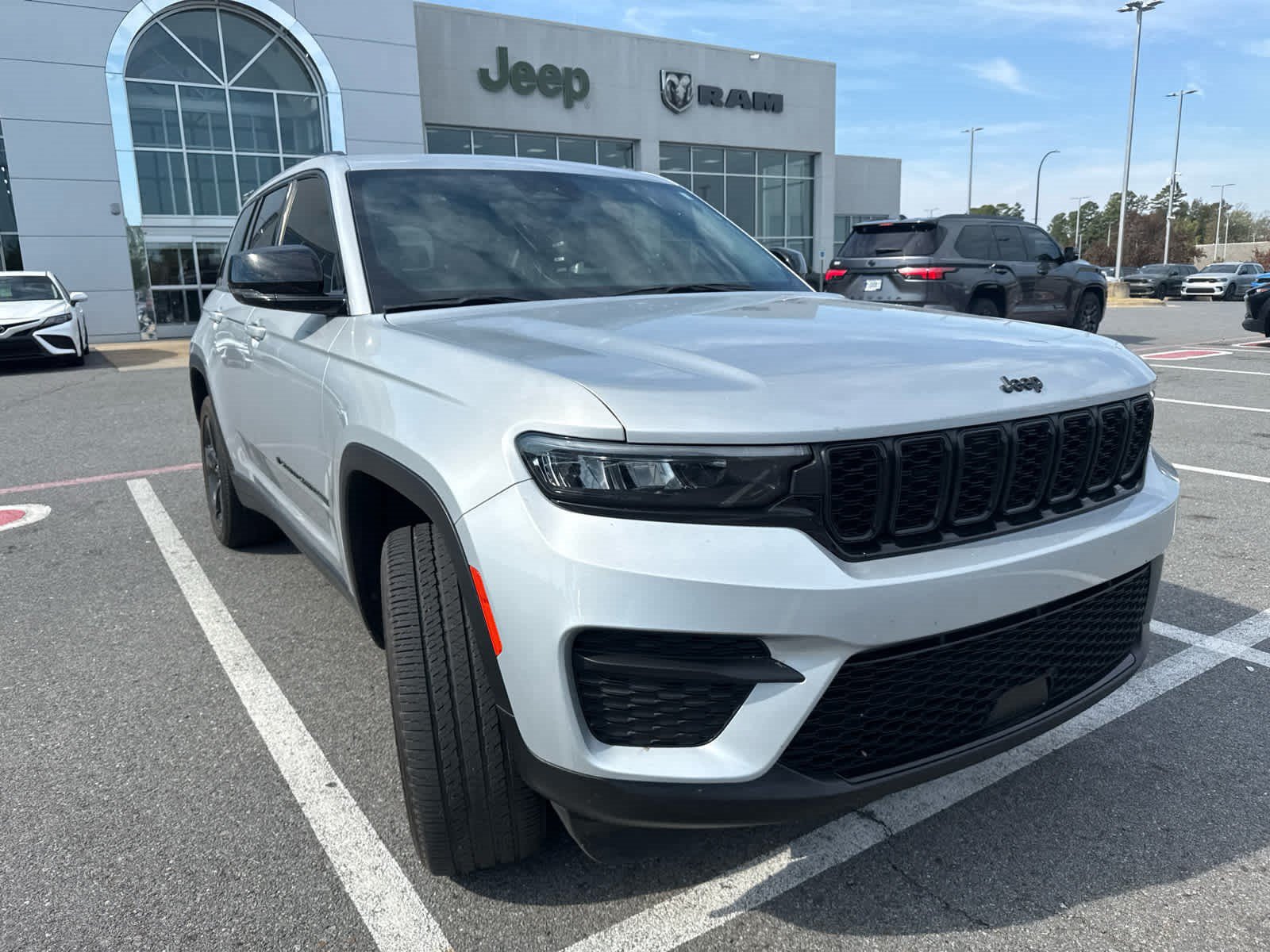 Used 2024 Jeep Grand Cherokee Altitude AWD/4WD image 2