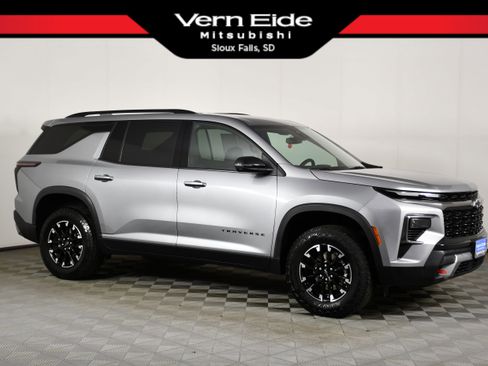 Used 2025 Chevrolet Traverse Z71 image 1