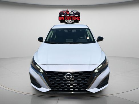 Used 2025 Nissan Altima 2.5 SR FWD image 2