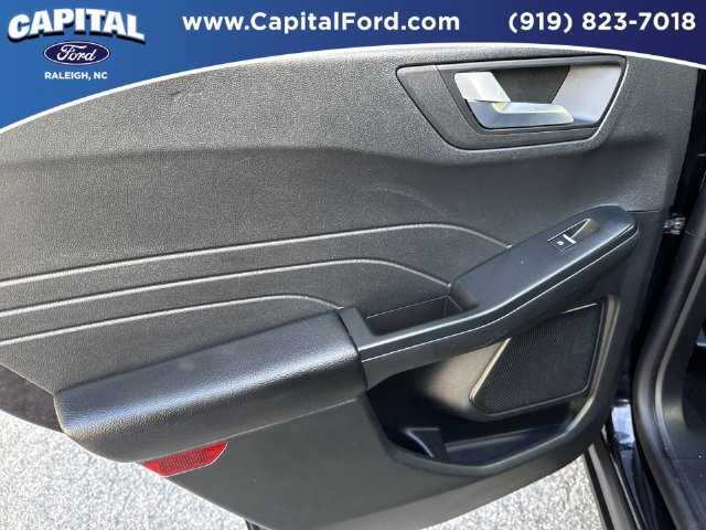 Certified 2025 Ford Escape ST-Line Select AWD/4WD image 17