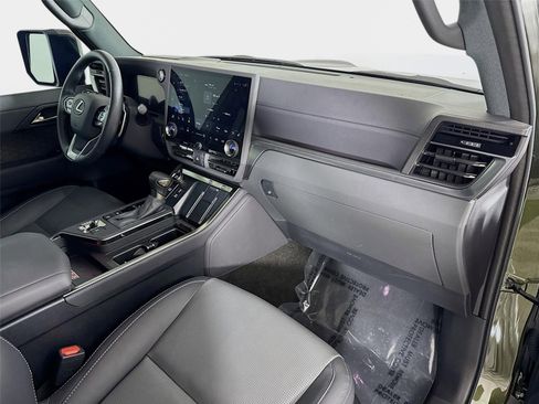 Used 2025 Lexus GX 550 w/ Cold Area Package AWD/4WD image 32