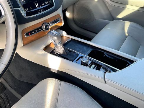 Used 2021 Volvo XC90 T5 Momentum w/ Protection Package Premier image 18