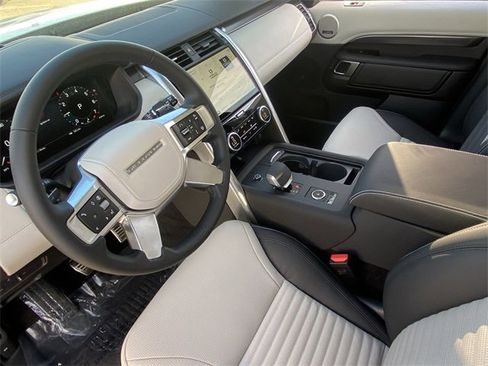 Used 2025 Land Rover Discovery Metropolitan Edition image 5