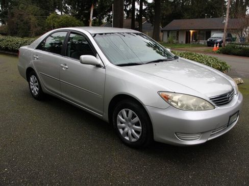 Used 2005 Toyota Camry LE image 2