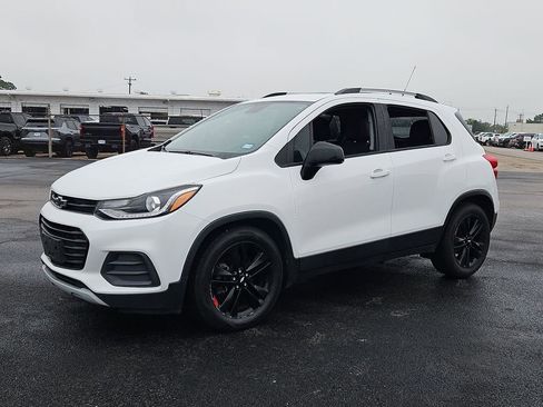 Used 2020 Chevrolet Trax LT w/ Sun & Sound Package FWD image 13