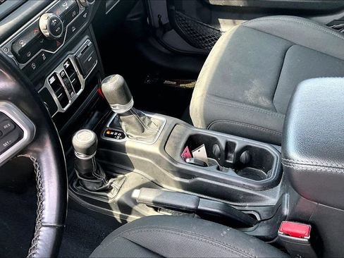 Used 2022 Jeep Wrangler Unlimited Sahara AWD/4WD image 16