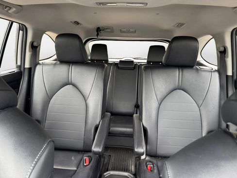 Used 2025 Toyota Highlander XLE AWD/4WD image 12