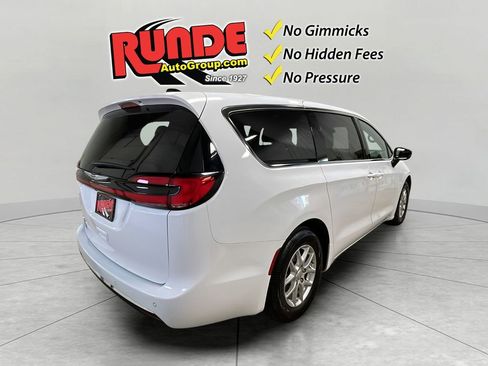 Used 2025 Chrysler Pacifica Select image 6