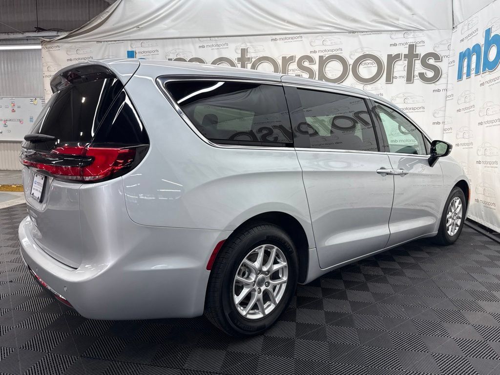 Used 2024 Chrysler Pacifica Touring-L FWD image 9