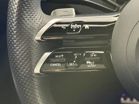 Used 2025 Mercedes-Benz GLC 300 4MATIC image 29