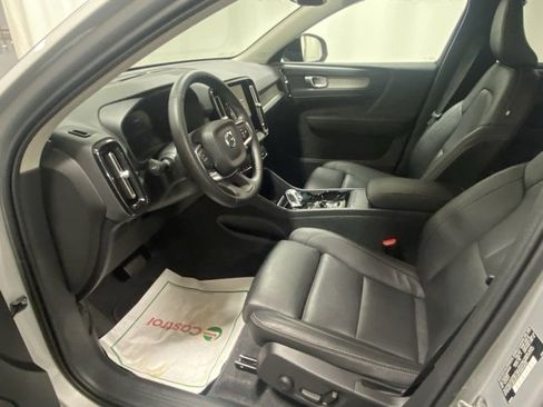 Used 2025 Volvo XC40 B5 Plus image 9