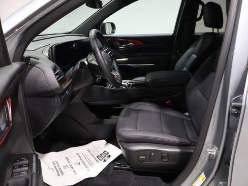 Used 2025 Chevrolet Traverse Z71 image 12