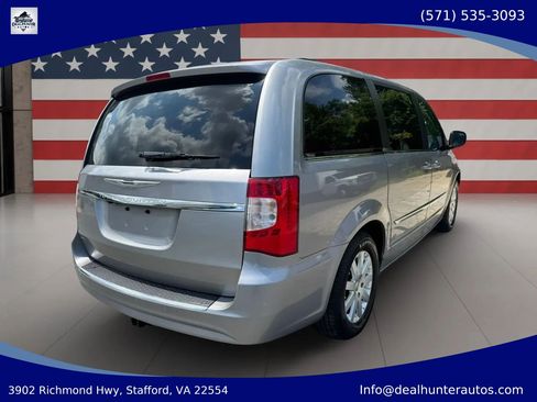 Used 2016 Chrysler Town & Country Touring FWD image 5