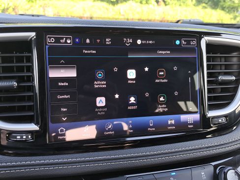Used 2024 Chrysler Pacifica Limited FWD image 23