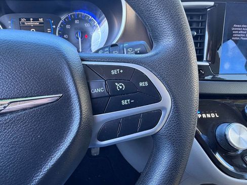 Used 2017 Chrysler Pacifica Touring image 11