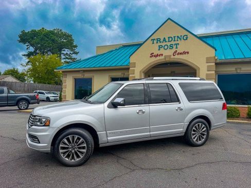 Used 2017 Lincoln Navigator L Select RWD image 28