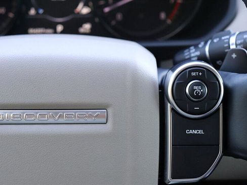 Used 2018 Land Rover Discovery SE image 35