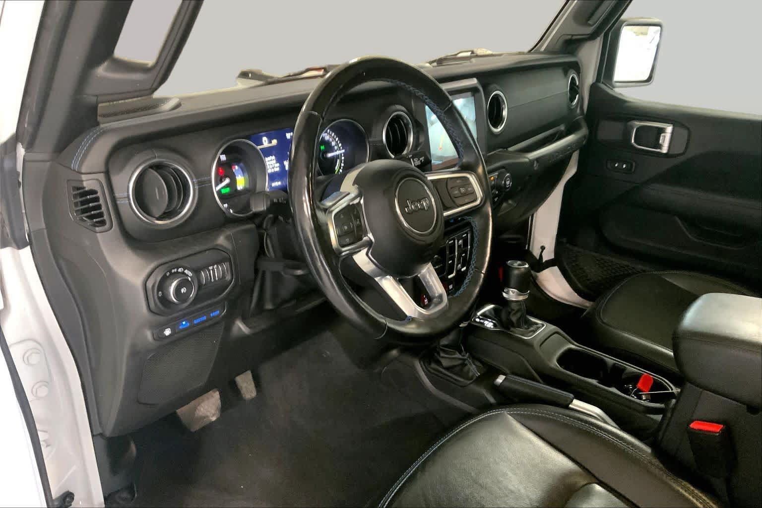 Used 2022 Jeep Wrangler Unlimited Rubicon 4xe w/ Cold Weather Group AWD/4WD image 17