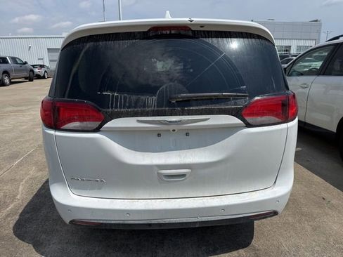 Used 2018 Chrysler Pacifica Touring-L FWD image 6