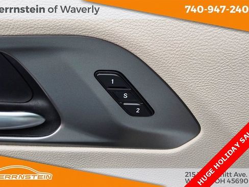 Used 2023 Chrysler Pacifica Touring-L image 18