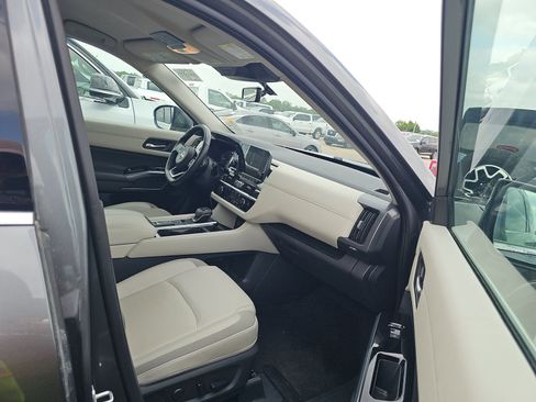 Used 2024 Nissan Pathfinder SL FWD image 7