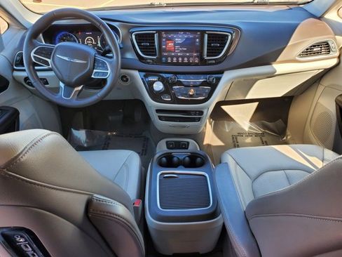 Certified 2018 Chrysler Pacifica Touring-L Plus image 6
