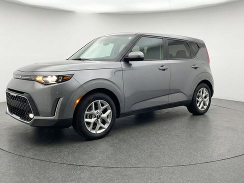 Used 2025 Kia Soul LX w/ LX Technology Package FWD image 3