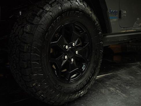 Used 2025 Jeep Wrangler Unlimited Sahara image 3