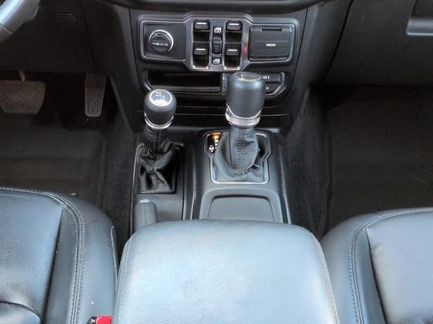 Used 2023 Jeep Wrangler Unlimited Sahara AWD/4WD image 19