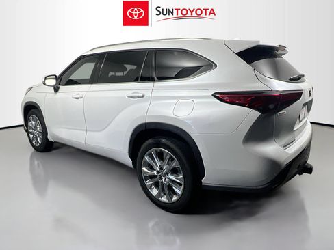 Used 2023 Toyota Highlander FWD image 6