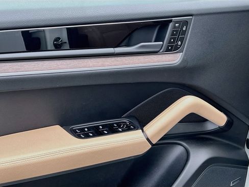 Certified 2025 Porsche Cayenne AWD/4WD image 20