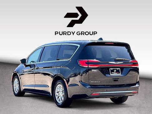 Used 2023 Chrysler Pacifica Touring-L FWD image 6