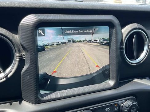 Used 2023 Jeep Gladiator Overland w/ Popular Equipment Package AWD/4WD image 28