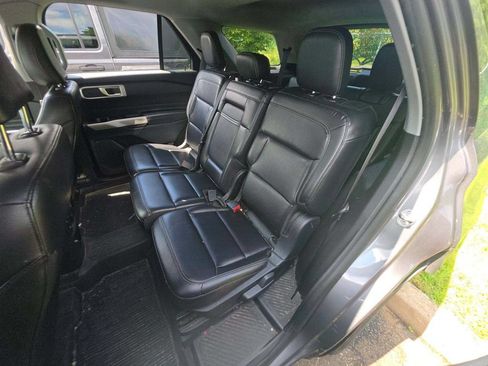 Used 2021 Ford Explorer XLT w/ Equipment Group 202A AWD/4WD image 4