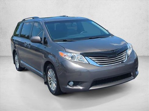 Used 2015 Toyota Sienna XLE Premium FWD image 3