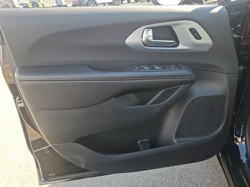 New 2026 Chrysler Pacifica Limited w/ S Appearance Package image 10