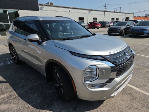 Used 2023 Mitsubishi Outlander SEL AWD/4WD image 3