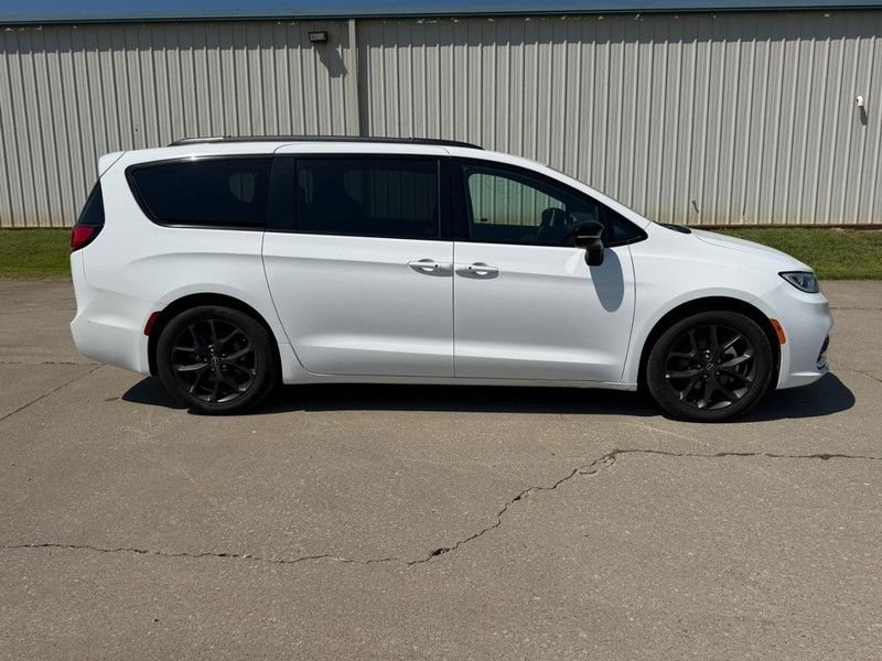 Used 2025 Chrysler Pacifica Limited FWD image 2