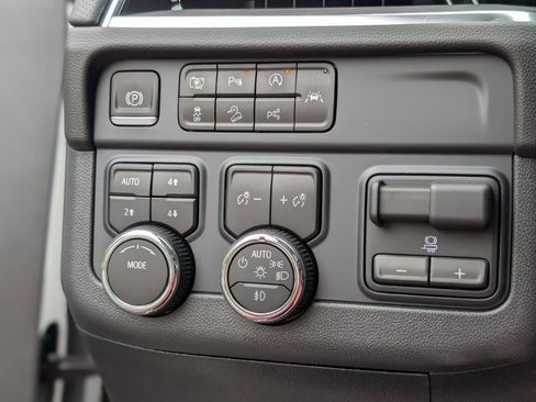 New 2025 Chevrolet Suburban Premier image 22