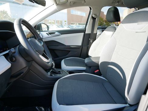 New 2025 Volkswagen Taos SE image 3