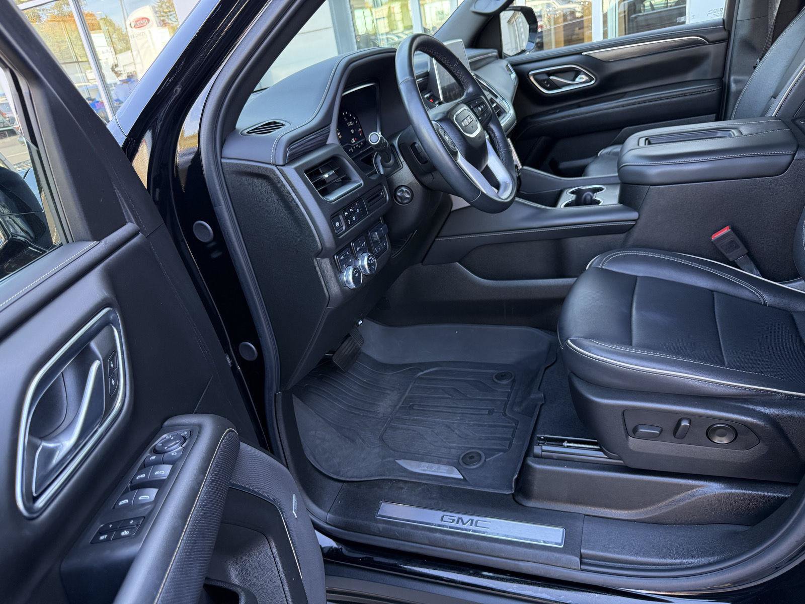 Used 2024 GMC Yukon SLT w/ SLT Luxury Package AWD/4WD image 11