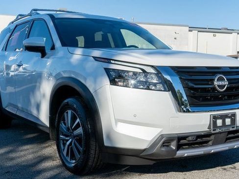 Certified 2025 Nissan Pathfinder SL image 4