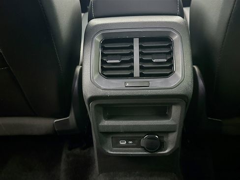 Used 2024 Volkswagen Tiguan SE image 27