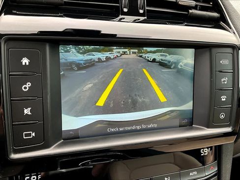 Used 2018 Jaguar F-PACE Premium image 26