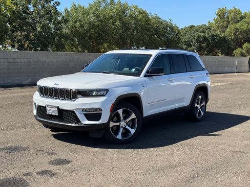 Used 2023 Jeep Grand Cherokee 4WD 4xe image 9