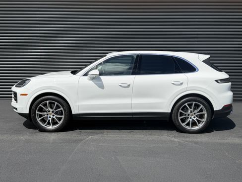 Used 2024 Porsche Cayenne AWD/4WD image 2